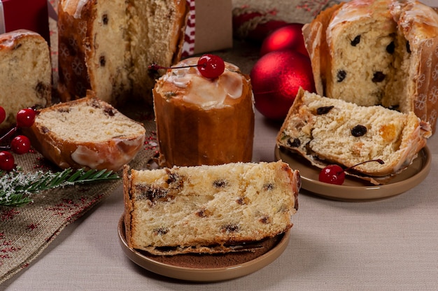 Foto delicioso postre navideño, mini panettone y chocotone casero con frutas, nueces y chocolate