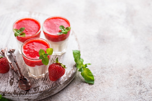 Delicioso postre panna cotta con fresa