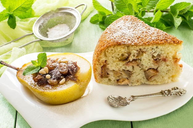 Delicioso postre de pera al horno con pasas, dátiles, miel y tarta de manzana