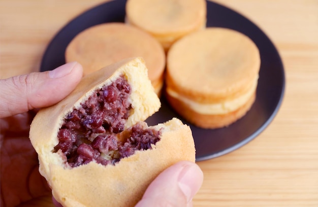 Delicioso postre relleno de pasta de frijol Azuki japonés llamado Obanyaki o Imagawayaki