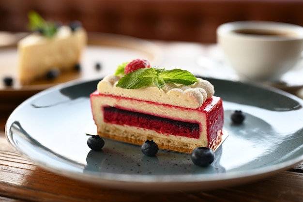 Delicioso postre tarta de queso con fresas sobre la mesa en un restaurante