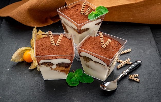 Delicioso postre tradicional italiano tiramisú