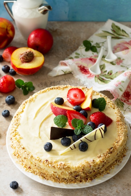 Delicioso postre de verano con fresas frescas, arándanos, nectarinas y crema batida.