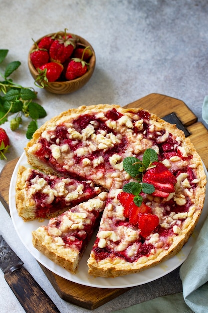 Delicioso postre de verano tarta de fresa con pastel de vacaciones dulce desmenuzado con espacio de copia de fresa