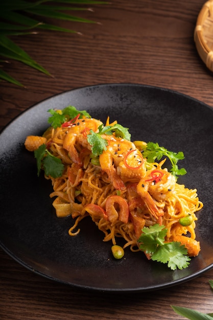 Delicioso prato asiático macarrão asiático com camarão de frutos do mar