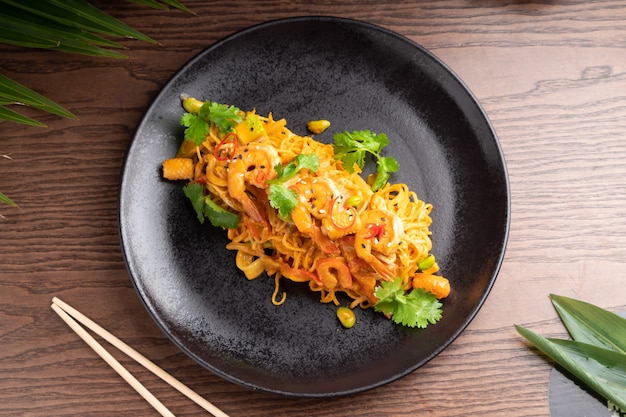 Delicioso prato asiático macarrão asiático com camarão de frutos do mar