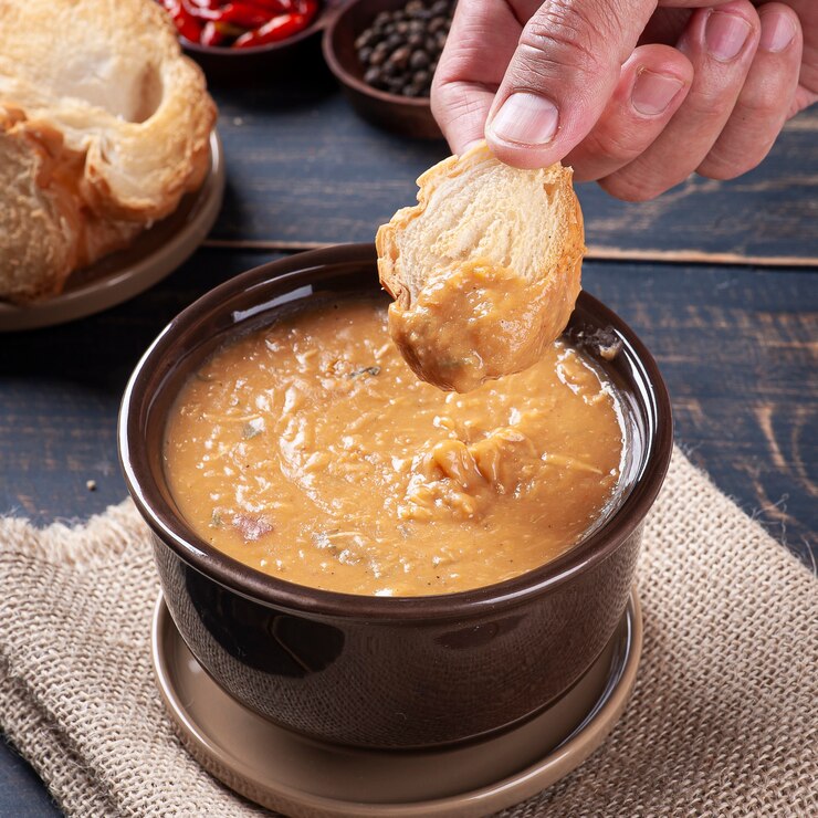 Foto delicioso prato da culinária brasileira chamado caldo de feijão. feito com feijão, bacon e frango.