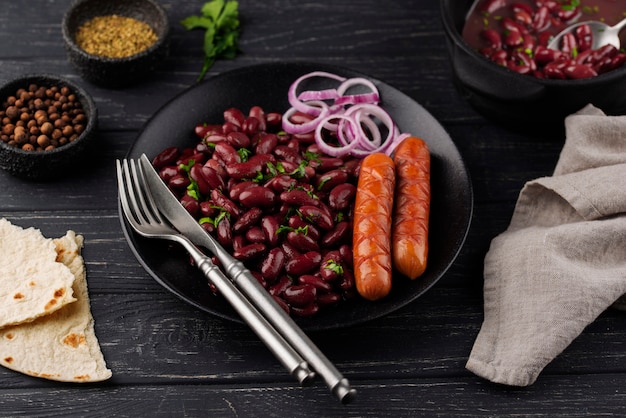 Foto delicioso prato de feijão com salsichas de alto ângulo