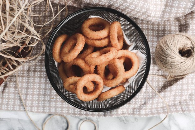 Delicioso prato de lanche batatas fritas anéis de cebola rolinhos primavera ou salsichas na mesa