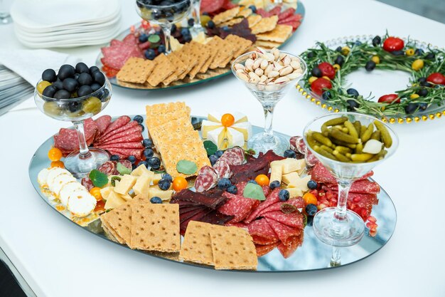 Delicioso prato na mesa do buffet. petiscos gelados do chef para a festa