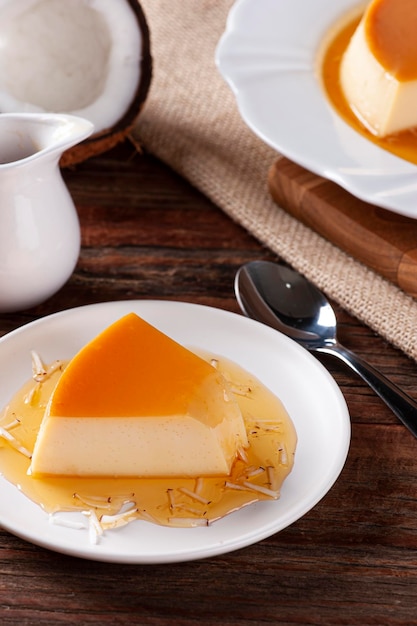 Delicioso pudín de leche condensada y coco en un plato blanco