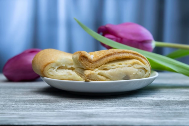 Delicioso puff con tulipanes lilas de fondo