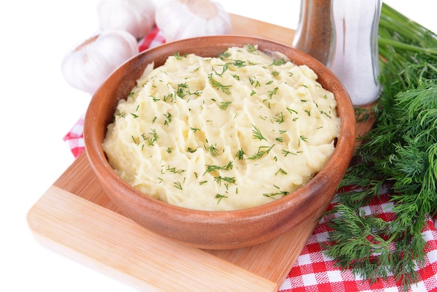 Delicioso purê de batatas com verduras em tigela na mesa closeup