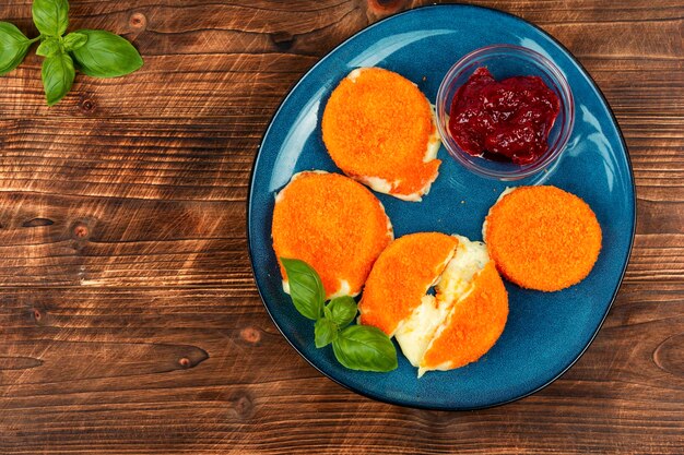 Delicioso queijo camembert frito com molho