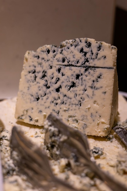 Delicioso queso azul servido en un restaurante de un hotel en Turkiye durante una elegante cena