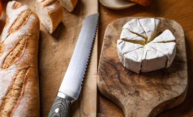 Delicioso queso brie con moho blanco