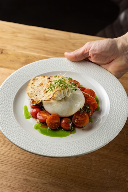 Foto delicioso queso buratta en un plato blanco