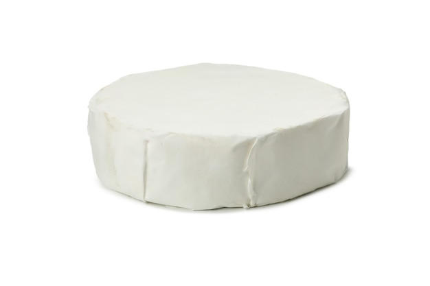 Delicioso queso camembert aislado sobre fondo blanco.