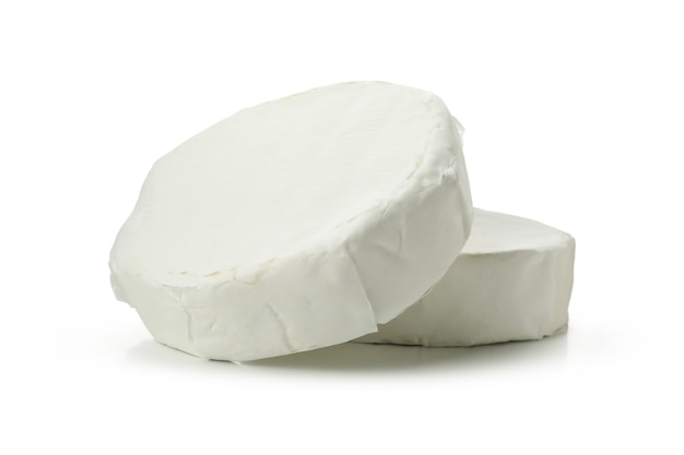 Delicioso queso camembert aislado sobre fondo blanco.