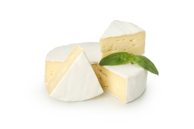 Delicioso queso camembert aislado sobre fondo blanco.