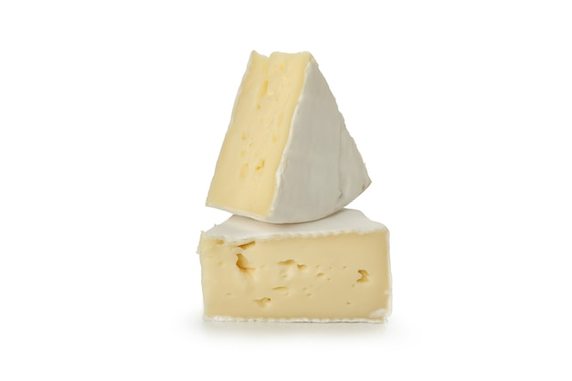 Delicioso queso camembert aislado sobre fondo blanco.