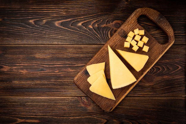 Delicioso queso en una mesa de madera