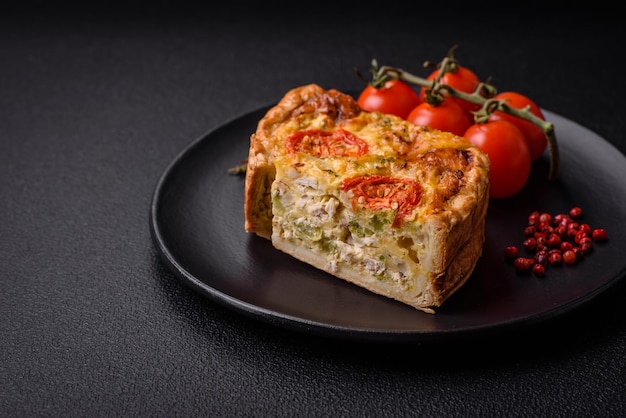 Delicioso quiche com tomate, queijo, frango, especiarias e ervas