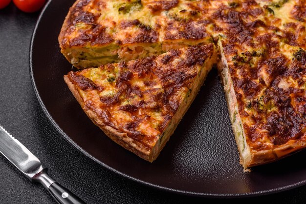 Delicioso quiche fresco com especiarias de queijo de brócolis e ervas