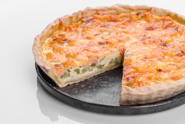 Delicioso quiche fresco com salmão de brócolis e queijo