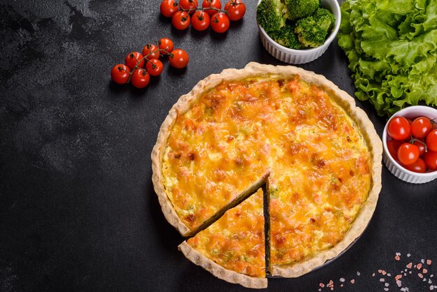 Foto delicioso quiche fresco con salmón de brócoli y queso