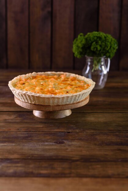 Delicioso quiche fresco con salmón de brócoli y queso