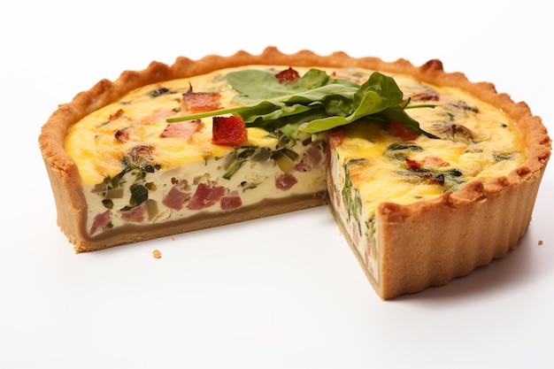 Delicioso quiche sobre un fondo blanco.