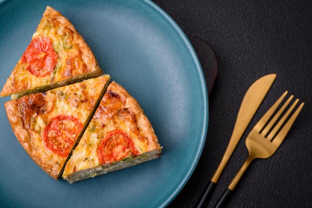 Foto delicioso quiche con tomate, queso, pollo, especias y hierbas