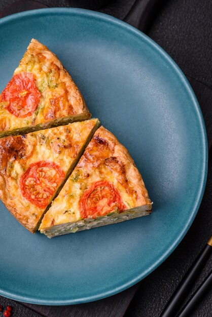 Foto delicioso quiche con tomate, queso, pollo, especias y hierbas