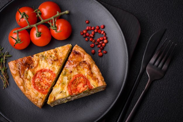 Foto delicioso quiche con tomate, queso, pollo, especias y hierbas