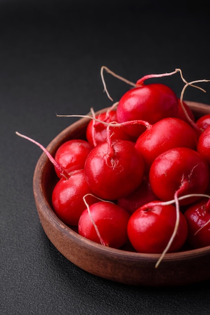 Delicioso rabanete vermelho cru fresco para fazer salada saudável