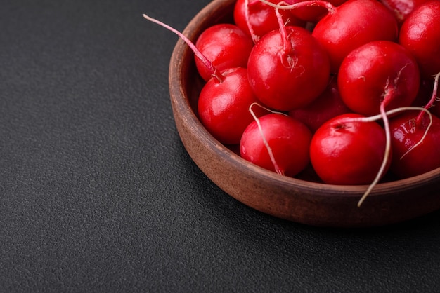 Delicioso rábano rojo crudo fresco para hacer una ensalada saludable