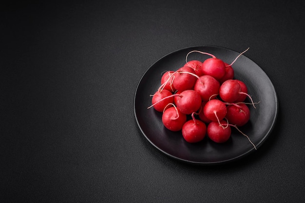 Delicioso rábano rojo crudo fresco para hacer una ensalada saludable