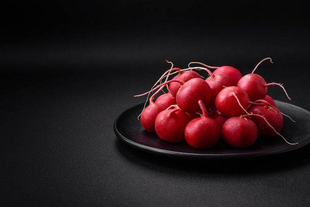 Delicioso rábano rojo crudo fresco para hacer una ensalada saludable