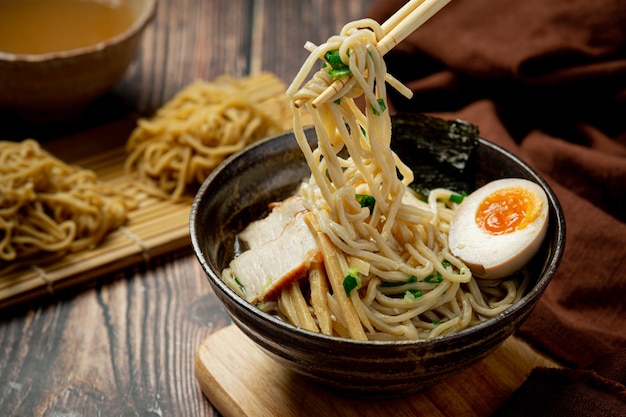 Delicioso ramen en superficie oscura