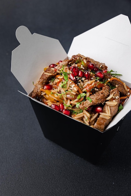 Delicioso recipiente de caixa de macarrão wok. Comida rápida para viagem chinesa e asiática.