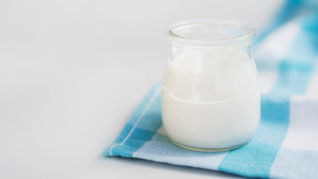delicioso recipiente de yogur natural de alta calidad y resolución hermoso concepto de foto