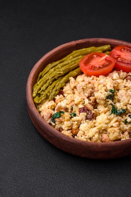 Delicioso revuelto con salmón, tomates secos, espinacas, especias y hierbas.