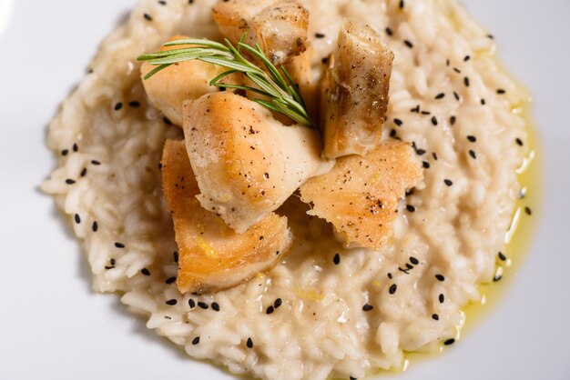 Delicioso risotto con filete de pollo