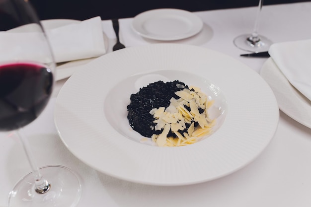 Delicioso risotto italiano con calamares en tinta de sepia Risotto negro Comida sana y sabrosa