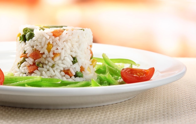 Delicioso risotto con verduras en la mesa del café