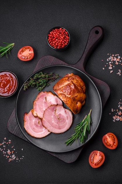 Delicioso rollo de carne recién horneada con especias y hierbas