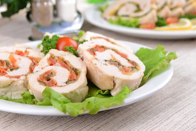 Foto delicioso rollo de pollo en un plato en el primer plano de la mesa