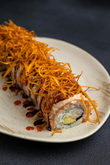 Delicioso rollo con salmón Cocina japonesa Fondo negro Cerrar