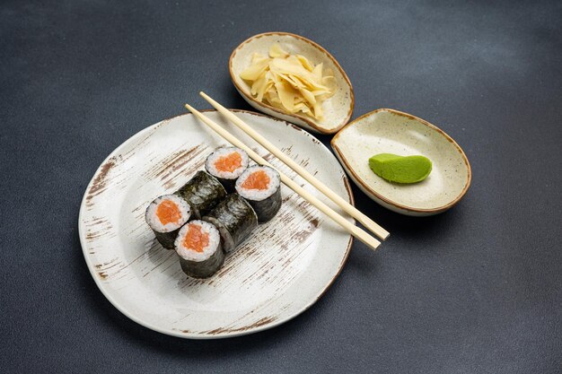 Delicioso rollo con salmón Cocina japonesa Fondo negro Cerrar